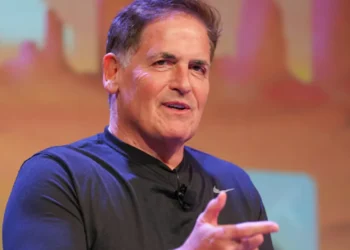 رئيس الوزراء الروسي ميخائيل ميشوستين يبحث مع رئيس الدوما فياتشيسلاف فولودين مشروع الموازنة الفدرالية للأعوام 2026–2028