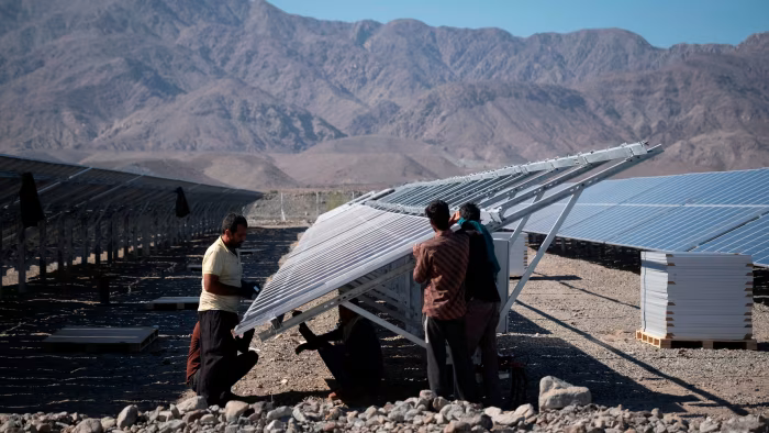 إيران تسرّع مشاريع الطاقة الشمسية لمواجهة أزمة الكهرباء الحادة وسط العقوبات ونقص الاستثمارات