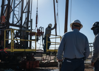 وكالة الطاقة الدولية: فائض ضخم في الإمدادات يدفع أسعار النفط إلى أدنى مستوى منذ خمسة أشهر