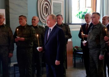 بوتين يترأس اجتماعاً عسكرياً رفيع المستوى في المنطقة الفدرالية الشمالية الغربية