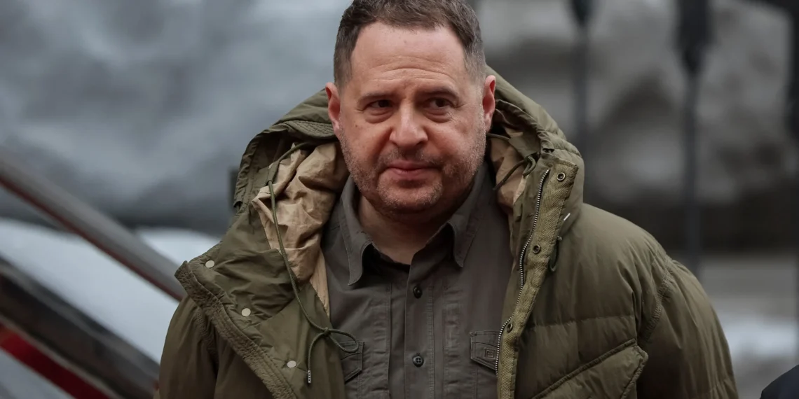 أندري يرماك يعلن التوجه إلى الجبهة بعد استقالته وسط تحقيق فساد متصاعد في كييف