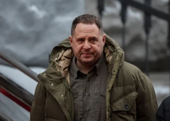 أندري يرماك يعلن التوجه إلى الجبهة بعد استقالته وسط تحقيق فساد متصاعد في كييف