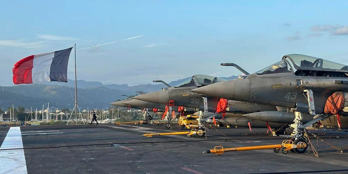 ماكرون يؤكد بناء حاملة طائرات نووية جديدة رغم الضغوط على المالية العامة