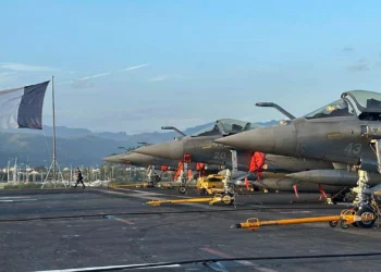 ماكرون يؤكد بناء حاملة طائرات نووية جديدة رغم الضغوط على المالية العامة