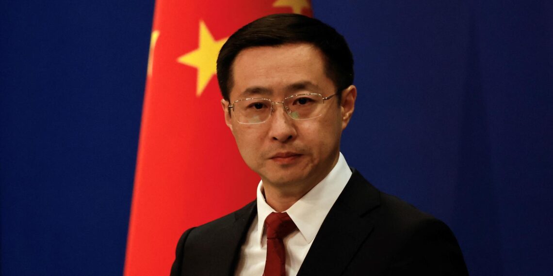 ماكرون يؤكد بناء حاملة طائرات نووية جديدة رغم الضغوط على المالية العامة