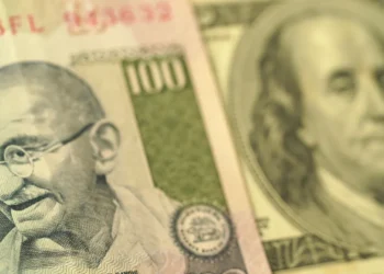 ماكرون يؤكد بناء حاملة طائرات نووية جديدة رغم الضغوط على المالية العامة