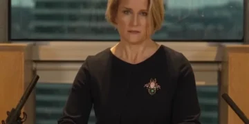 رئيسة الاستخبارات البريطانية تحذر من دخول العالم مرحلة «بين السلم والحرب»