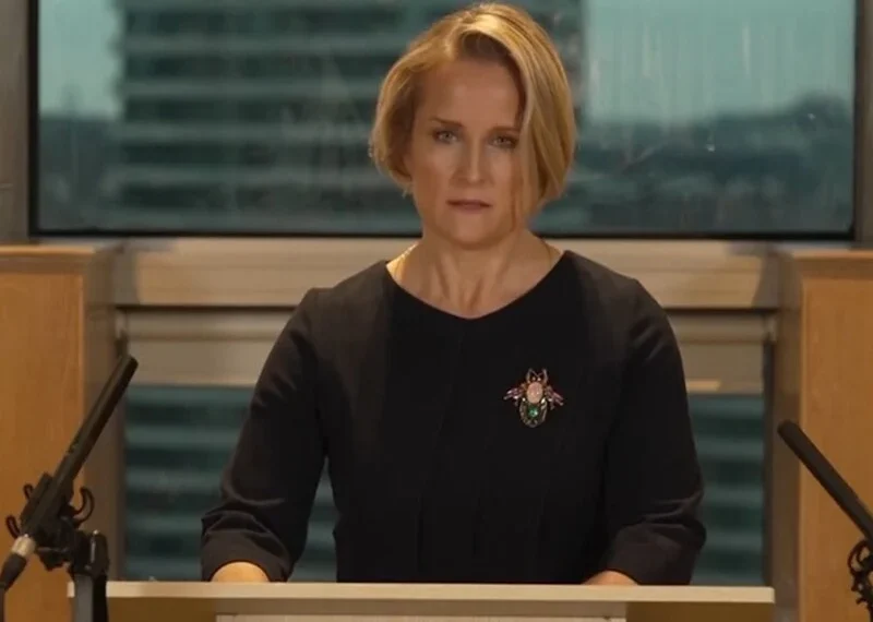 رئيسة الاستخبارات البريطانية تحذر من دخول العالم مرحلة «بين السلم والحرب»