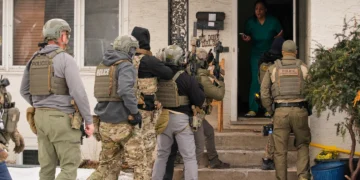 الولايات المتحدة توسّع صلاحيات الهجرة لدخول المنازل من دون إذن قضائي