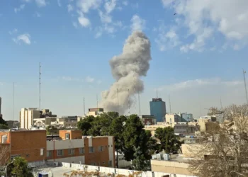 الولايات المتحدة وإسرائيل تشنان ضربات عسكرية منسقة على إيران وسط تبادل صاروخي في المنطقة