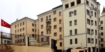 دراسة تحذّر من قدرة الذكاء الاصطناعي على تصنيع صور مزيفة مقنعة لإبستين مع قادة عالميين