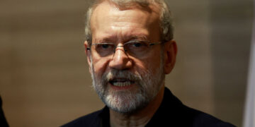 مصدر سابق يتهم علي لاريجاني بقيادة تشديد أمني ويعدّه مرشحاً بارزاً لمرحلة ما بعد خامنئي