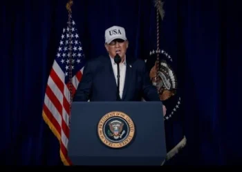 الولايات المتحدة وإسرائيل تشنان ضربات عسكرية منسقة على إيران وسط تبادل صاروخي في المنطقة