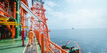منصة عائمة عملاقة للغاز الطبيعي تبدأ التصدير من سواحل الكونغو إلى أوروبا