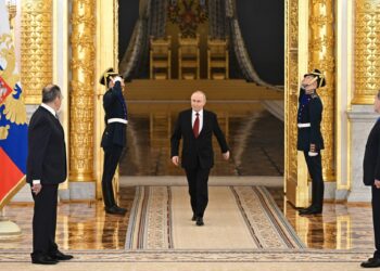 بوتين يوازن بين دعم سياسي محدود لإيران وتجنب الانخراط في صراع أوسع بالشرق الأوسط