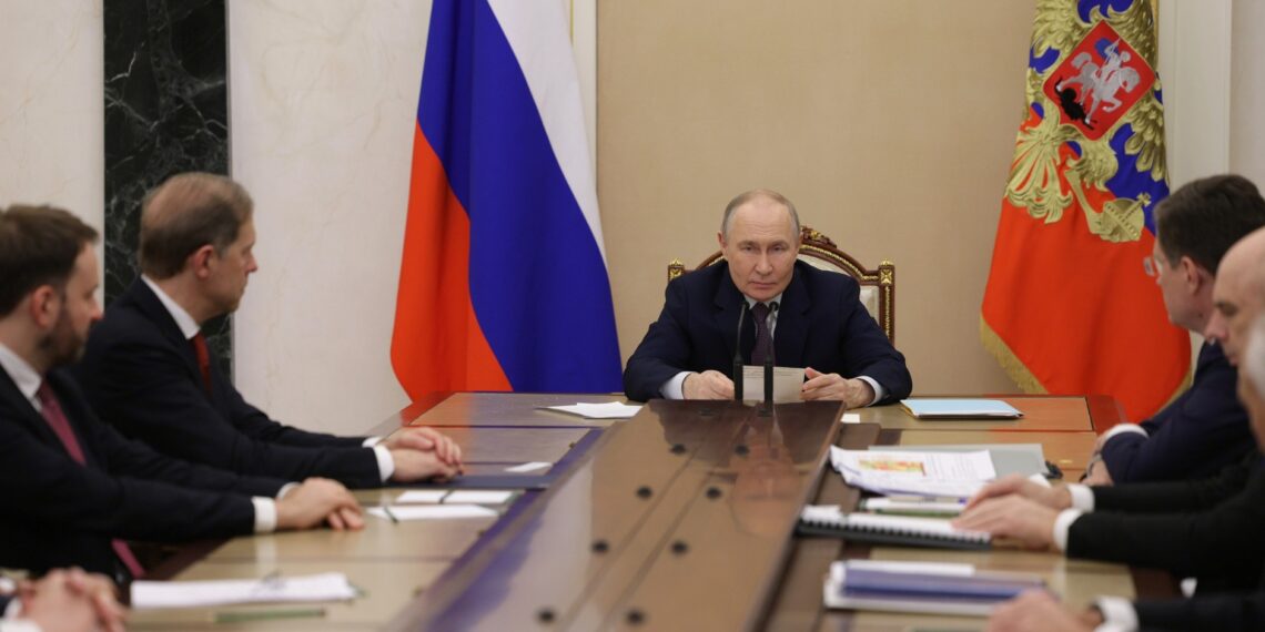 بوتين يناقش اضطرابات أسواق الطاقة العالمية مع مسؤولي الحكومة وكبرى شركات النفط