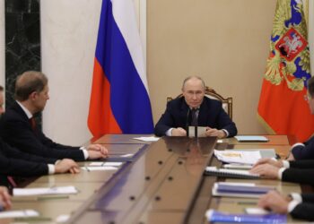 بوتين يناقش اضطرابات أسواق الطاقة العالمية مع مسؤولي الحكومة وكبرى شركات النفط