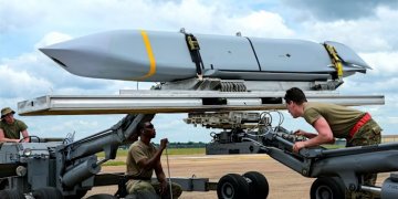 وفاة الممثل ولاعب الفنون القتالية تشاك نوريس عن 86 عامًا