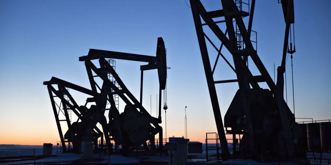 ارتفاع أسعار النفط مع استمرار الغموض حول تأمين مضيق هرمز