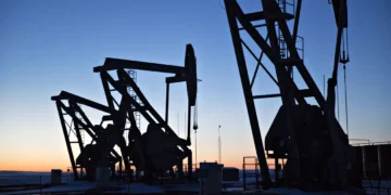 ارتفاع أسعار النفط مع استمرار الغموض حول تأمين مضيق هرمز