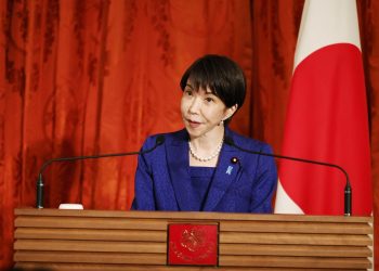 تراجع طفيف في شعبية حكومة تاكائيتشي مع تصاعد القلق من أزمة الطاقة