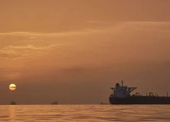 ترامب يربط رفع الحصار عن إيران بالتوصل إلى اتفاق سلام وسط تصعيد بحري