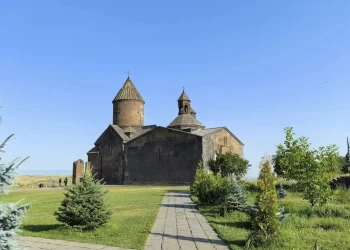 ملايين المسيحيين حول العالم يحتفلون بعيد القيامة في يوم واحد هذا العام