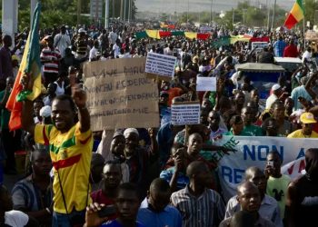 اختراق صيني في بطاريات الحديد قد يخفض تكلفة تخزين الطاقة المتجددة