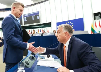 تراجع طفيف في شعبية حكومة تاكائيتشي مع تصاعد القلق من أزمة الطاقة