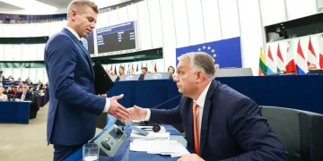 تراجع طفيف في شعبية حكومة تاكائيتشي مع تصاعد القلق من أزمة الطاقة