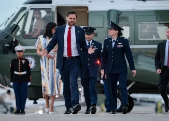 نائب الرئيس الأمريكي يصل إلى بودابست دعماً لأوربان قبل انتخابات حاسمة