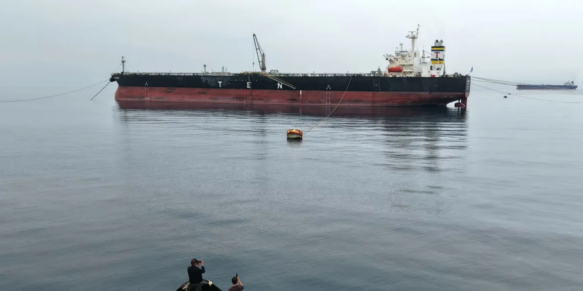 ارتفاع أسعار النفط مع استمرار إغلاق مضيق هرمز وتصاعد التوتر البحري