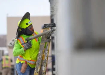 لافروف يبحث مع أمين عام منظمة شنغهاي للتعاون تعزيز دورها وسط تصاعد التوترات الدولية