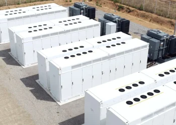 اختراق صيني في بطاريات الحديد قد يخفض تكلفة تخزين الطاقة المتجددة