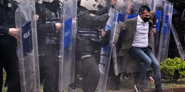 اقتحام مقر حزب الشعب الجمهوري التركي وإنهاء اعتصام المعارضة بالقوة