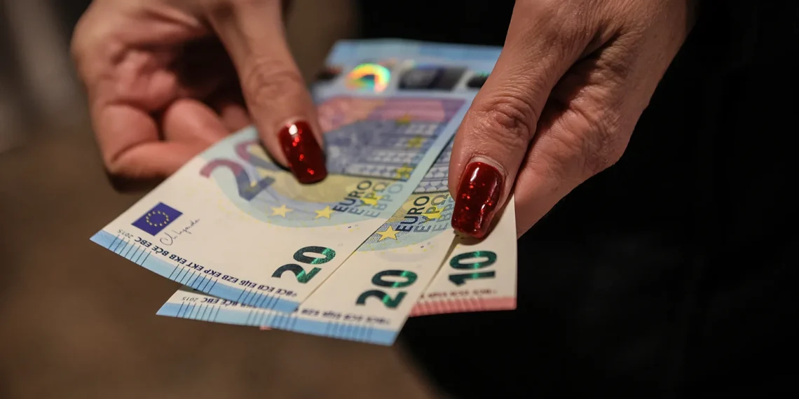 فجوة الأجور في أوروبا: العامل في لوكسمبورغ يتقاضى أكثر من أربعة أضعاف نظيره في المجر