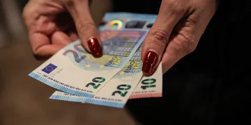 فجوة الأجور في أوروبا: العامل في لوكسمبورغ يتقاضى أكثر من أربعة أضعاف نظيره في المجر