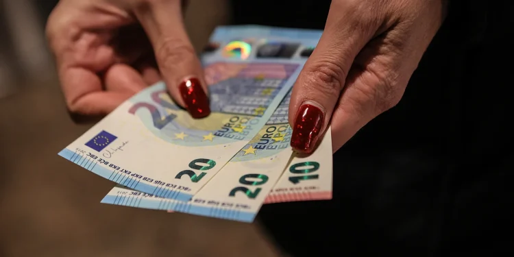 فجوة الأجور في أوروبا: العامل في لوكسمبورغ يتقاضى أكثر من أربعة أضعاف نظيره في المجر