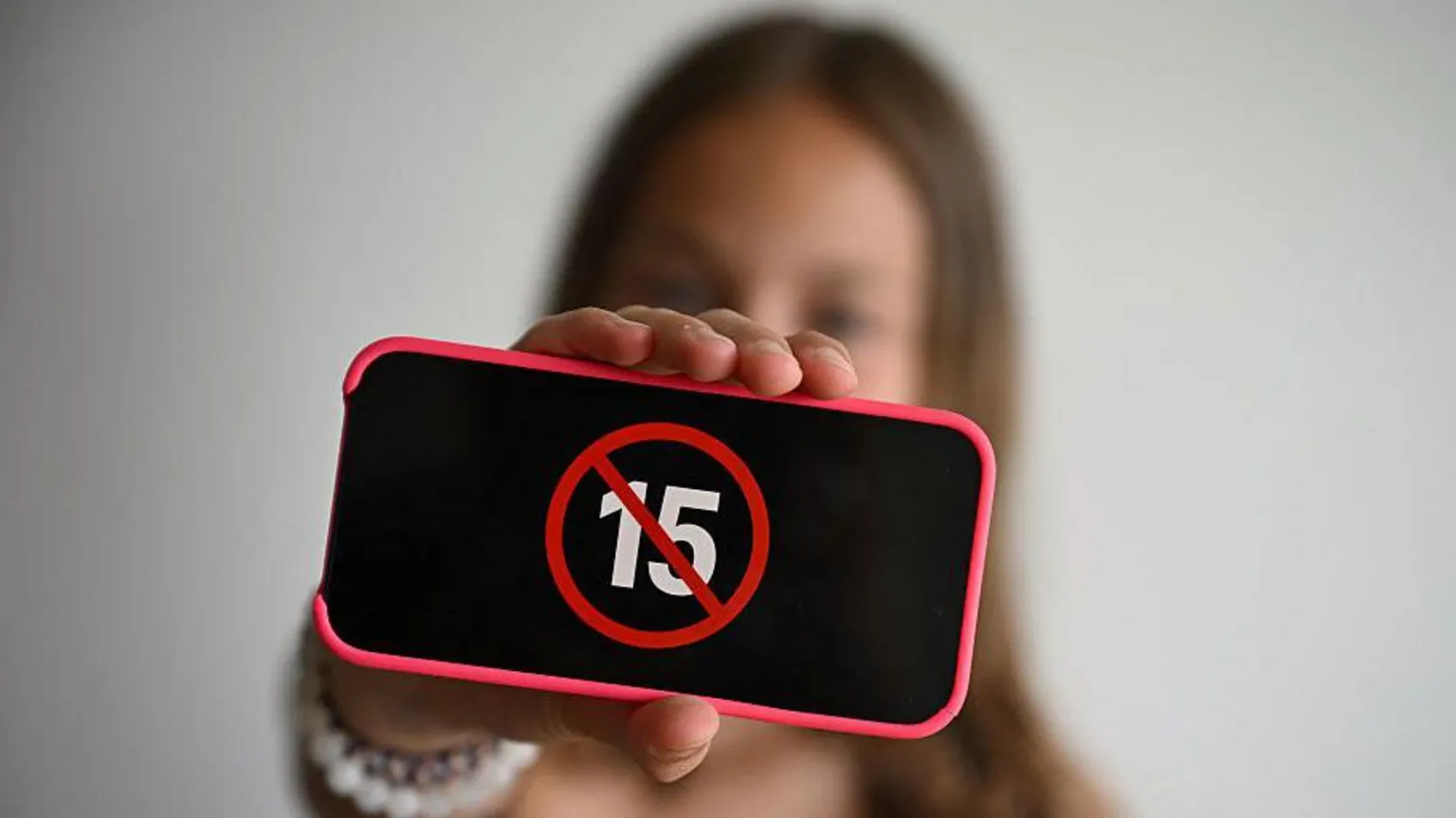فرنسا تقر حظراً شاملاً على استخدام شبكات التواصل لمن هم دون 15 عاماً