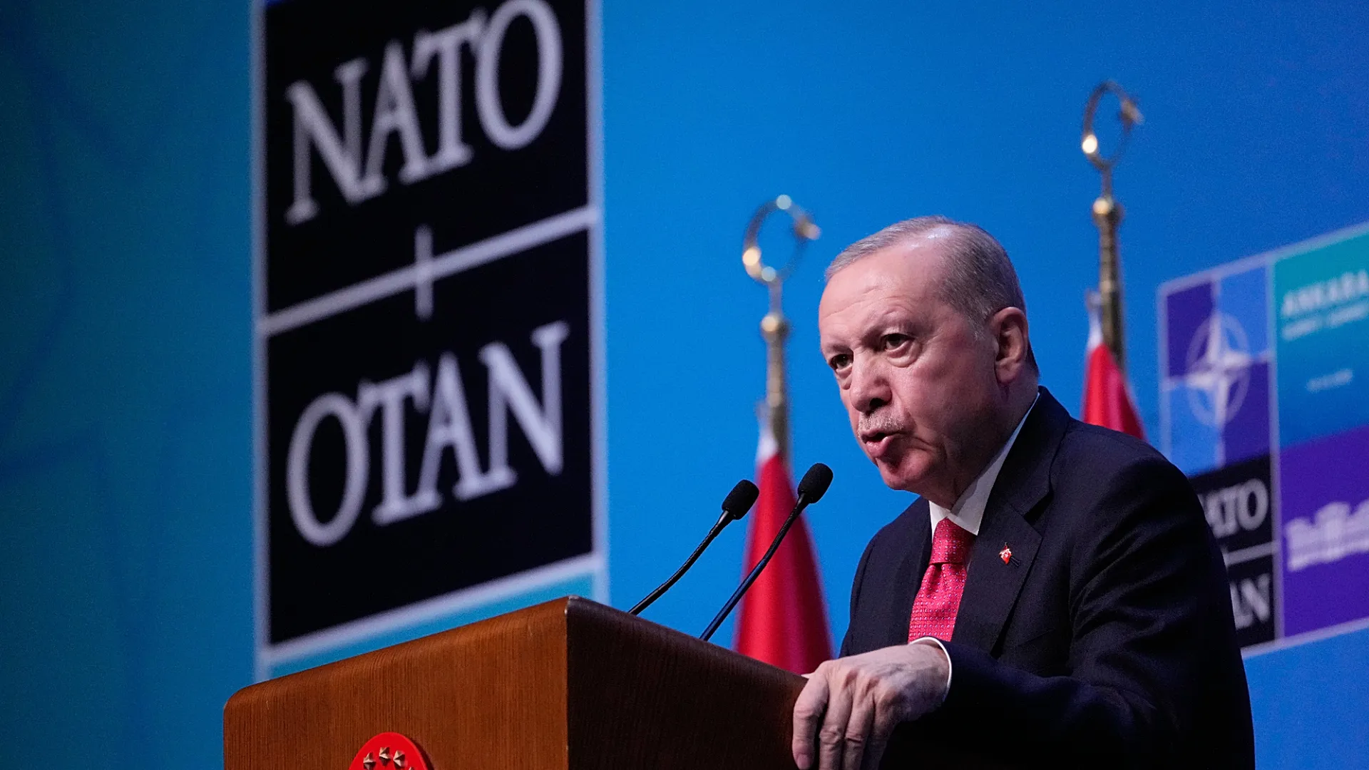 أردوغان يهدي قادة الناتو مسدسات دوارة وذخيرة حية بعد قمة أنقرة