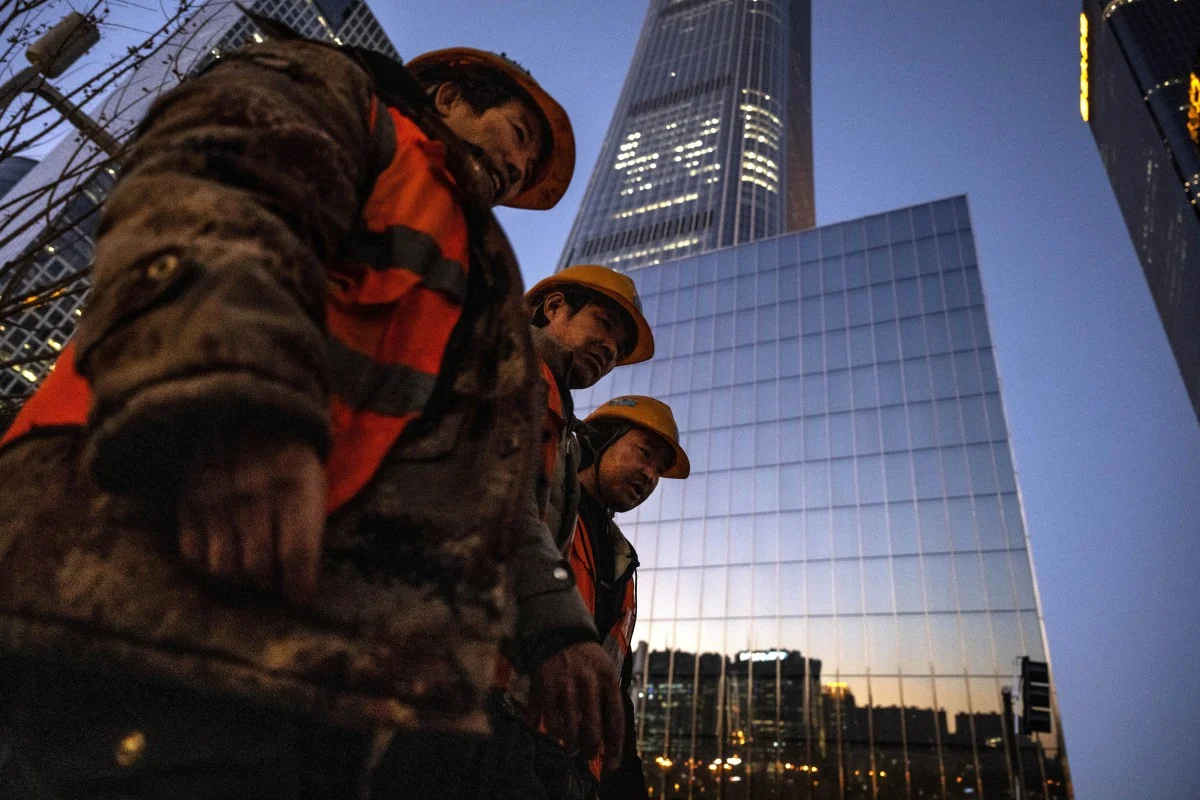 نظام «هوكو» يجبر أبناء مئات آلاف الأسر على مغادرة بكين لإكمال تعليمهم