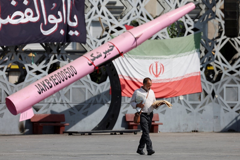 إيران تعلن ضرب قواعد أمريكية في الأردن والبحرين والكويت وسلطنة عمان