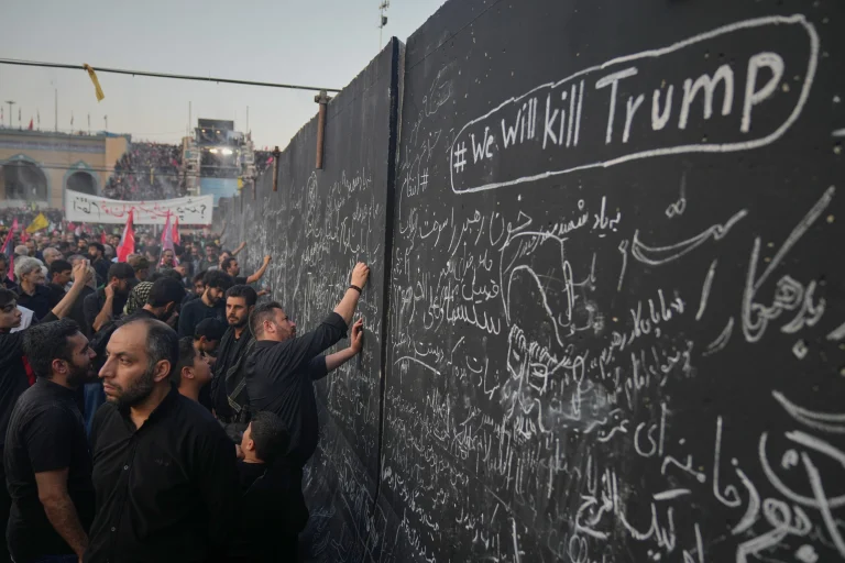 ترامب يلوح برد عسكري واسع إذا اغتالت إيران الرئيس الأمريكي