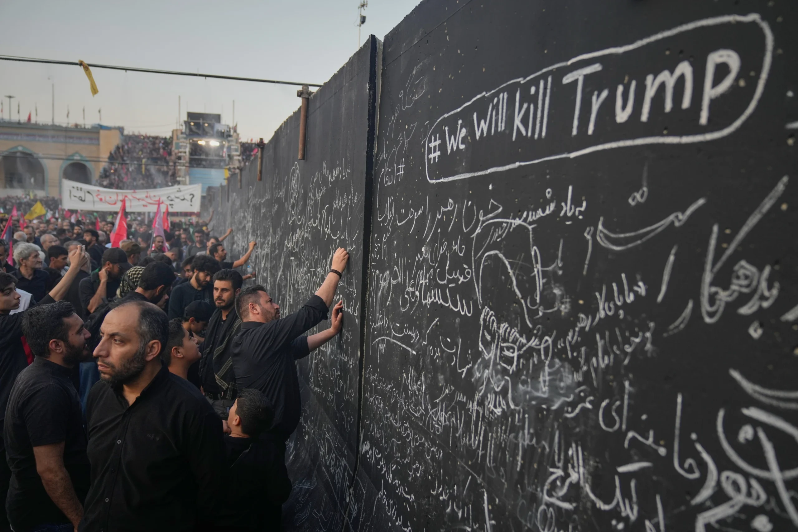 ترامب يلوح برد عسكري واسع إذا اغتالت إيران الرئيس الأمريكي