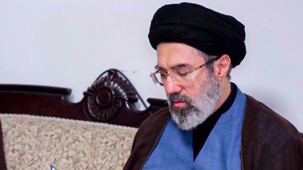 موجتبى خامنئي يتعهد بالثأر لوالده بعد انتهاء مراسم التشييع