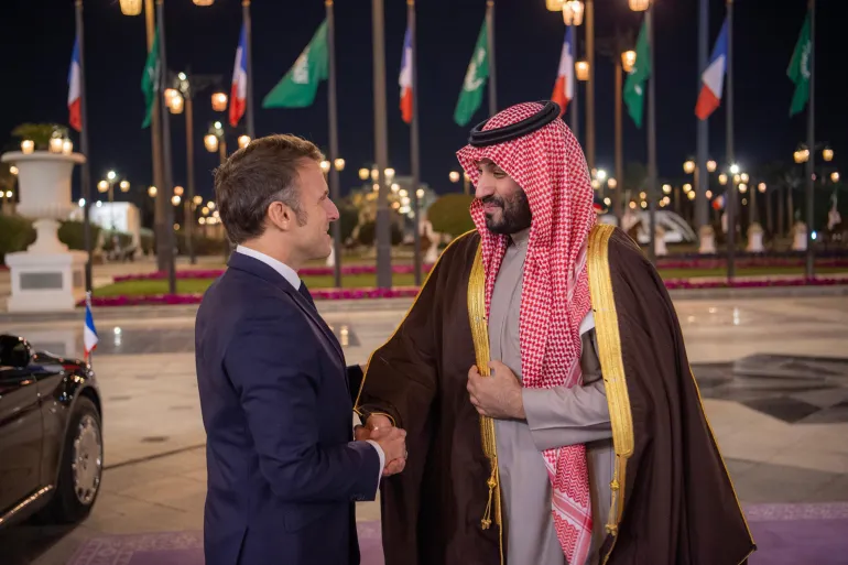 ماكرون يستقبل ولي العهد السعودي في باريس لبحث أمن المنطقة والتعاون الاقتصادي