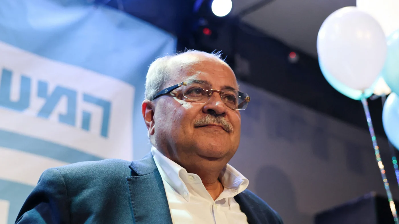 أحمد الطيبي يدعو آيزنكوت إلى تشكيل حكومة أقلية بدعم الأحزاب العربية لإنهاء حكم نتنياهو