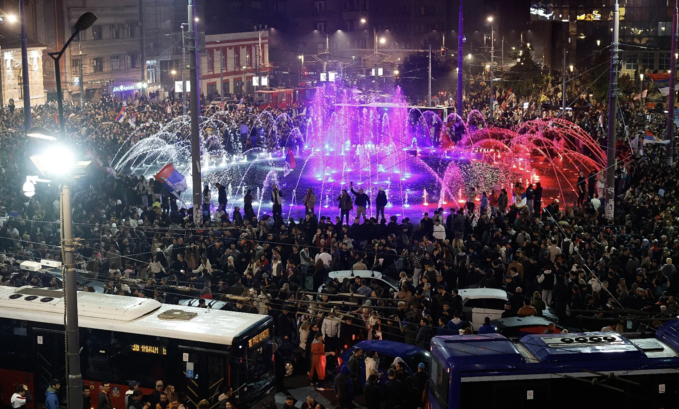 فوز الحركة الطلابية ينهي 14 عاماً من هيمنة فوتشيتش على الحكم في صربيا ويضع العلاقات مع الاتحاد الأوروبي أمام اختبار جديد